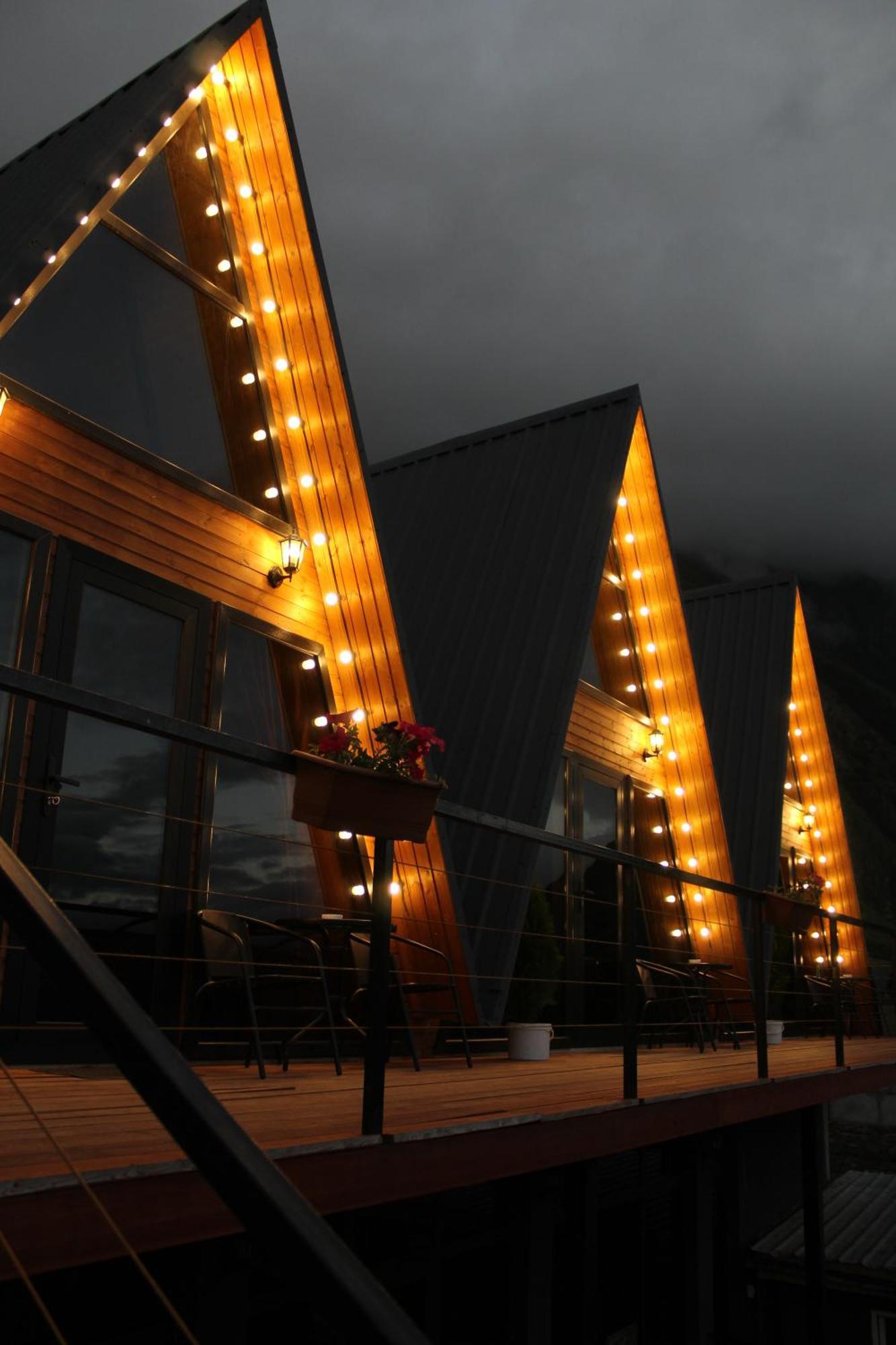 Hotel Pyramid Kazbegi Esterno foto