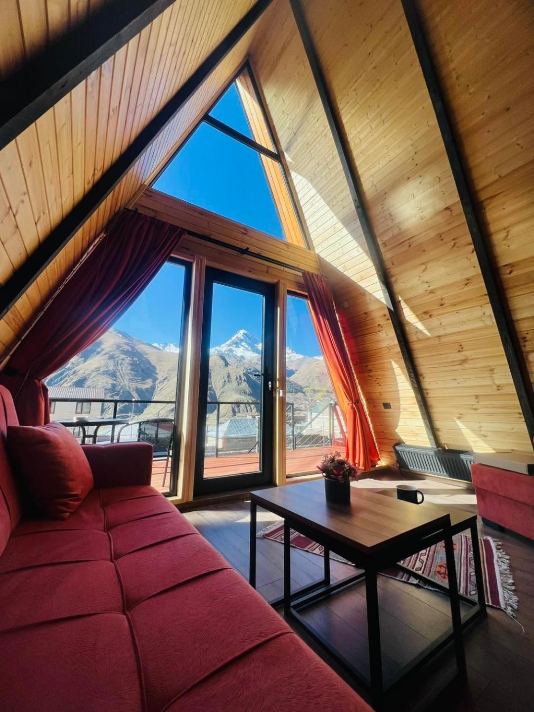 Hotel Pyramid Kazbegi Esterno foto