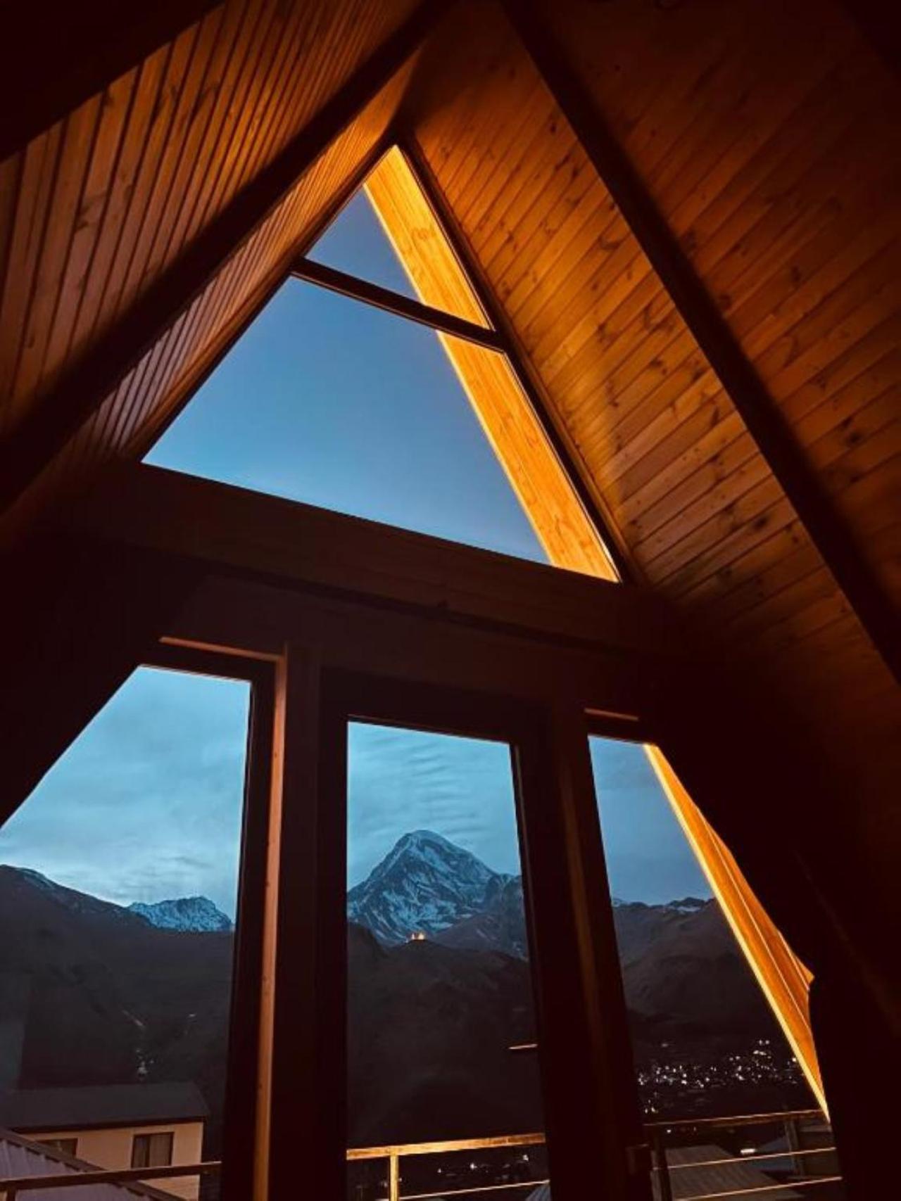 Hotel Pyramid Kazbegi Esterno foto